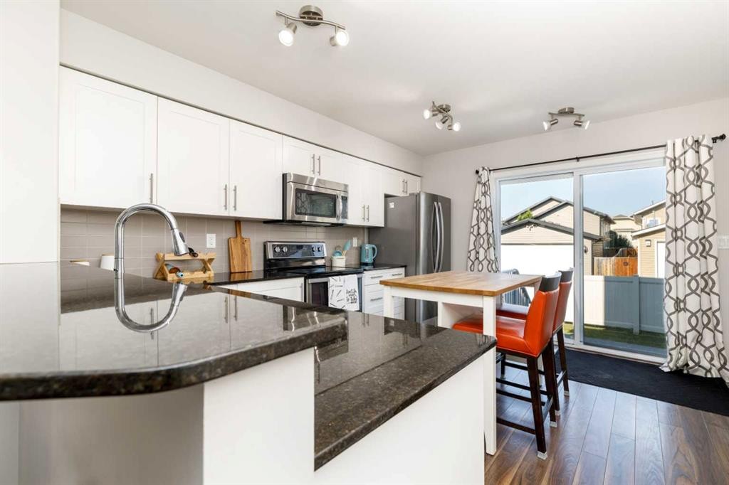 1006-30 Carleton Avenue, Red Deer, AB - Indoor Photo Showing Kitchen With Stainless Steel Kitchen With Upgraded Kitchen