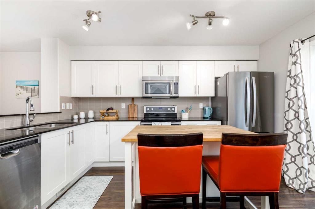1006-30 Carleton Avenue, Red Deer, AB - Indoor Photo Showing Kitchen With Stainless Steel Kitchen With Double Sink