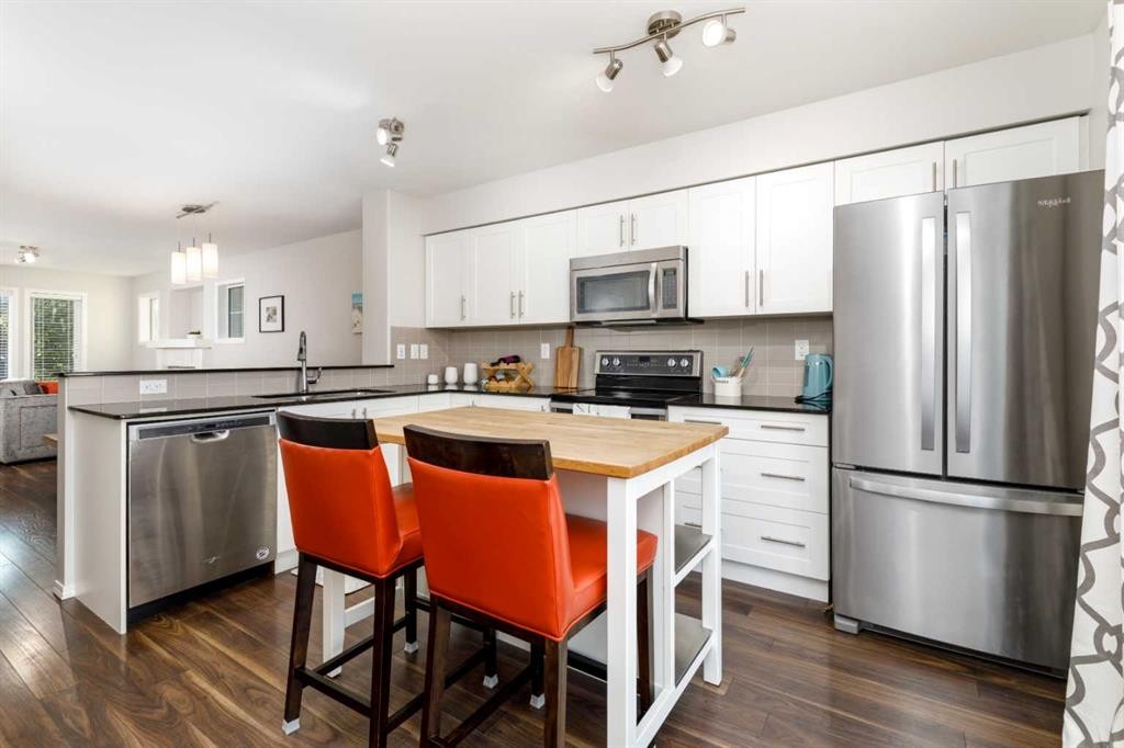 1006-30 Carleton Avenue, Red Deer, AB - Indoor Photo Showing Kitchen With Stainless Steel Kitchen