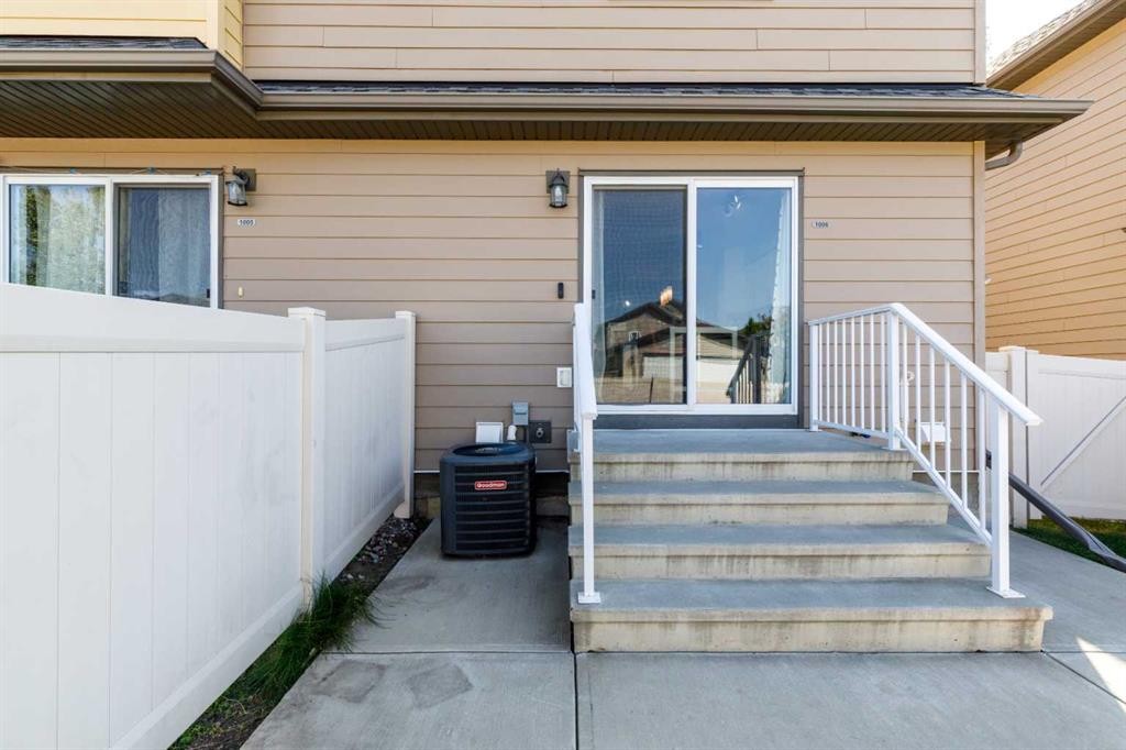 1006-30 Carleton Avenue, Red Deer, AB - Outdoor With Exterior