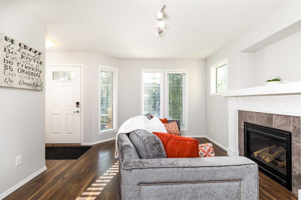 1006-30 Carleton Avenue, Red Deer, AB - Indoor Photo Showing Living Room With Fireplace