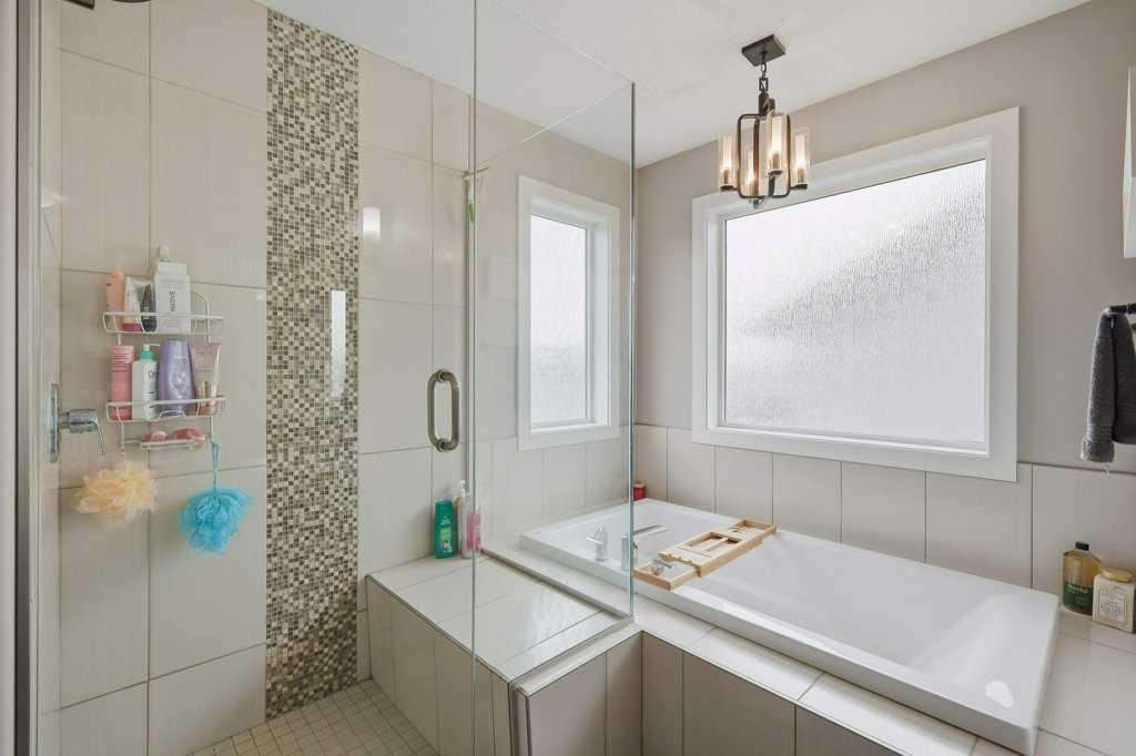 3 Craig Road, Sylvan Lake, AB - Indoor Photo Showing Bathroom