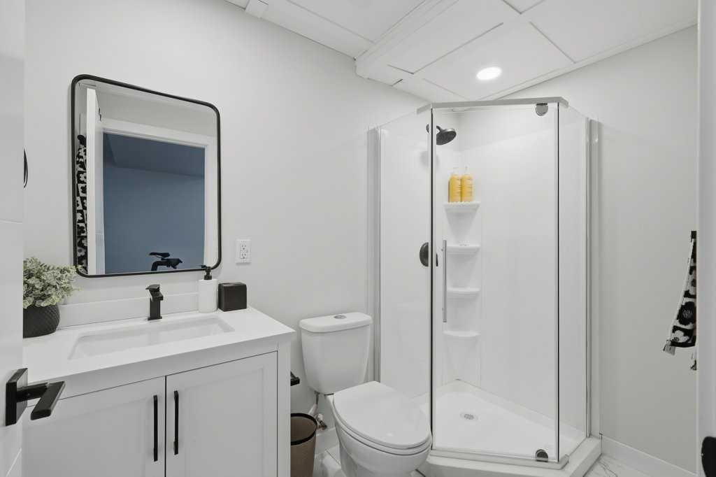 3 Craig Road, Sylvan Lake, AB - Indoor Photo Showing Bathroom
