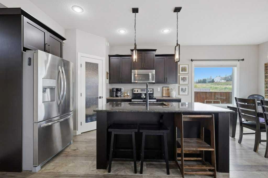 3 Craig Road, Sylvan Lake, AB - Indoor Photo Showing Kitchen With Upgraded Kitchen