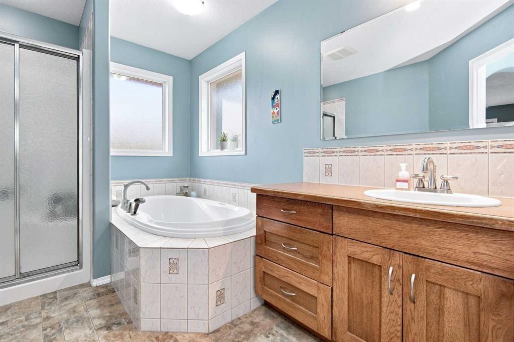 2 Pheasantback Close, Stettler, AB - Indoor Photo Showing Bathroom