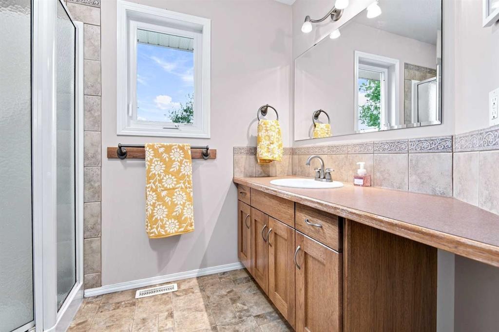2 Pheasantback Close, Stettler, AB - Indoor Photo Showing Bathroom