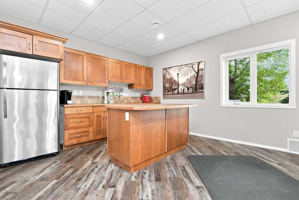 2 Pheasantback Close, Stettler, AB - Indoor Photo Showing Kitchen