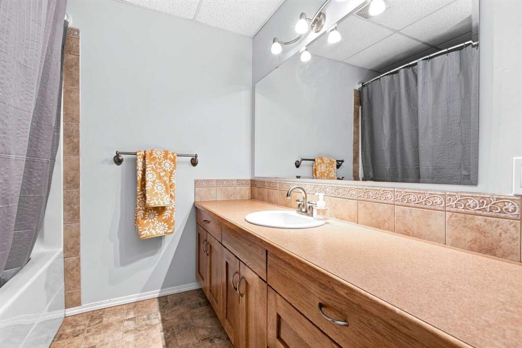 2 Pheasantback Close, Stettler, AB - Indoor Photo Showing Bathroom