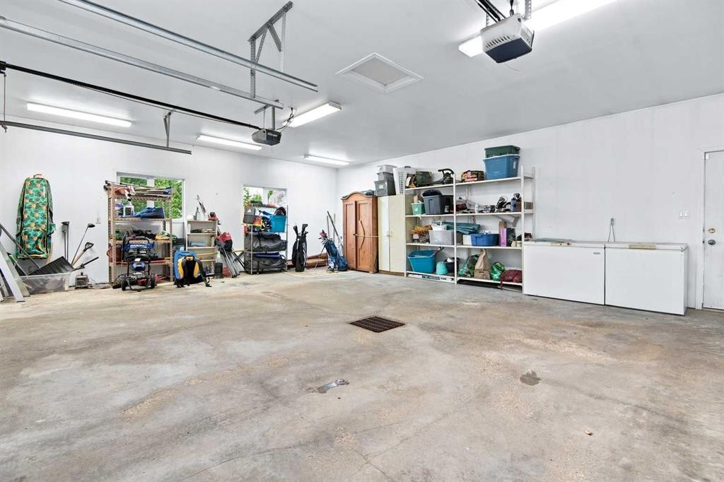 2 Pheasantback Close, Stettler, AB - Indoor Photo Showing Garage