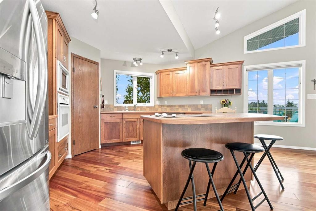 2 Pheasantback Close, Stettler, AB - Indoor Photo Showing Kitchen