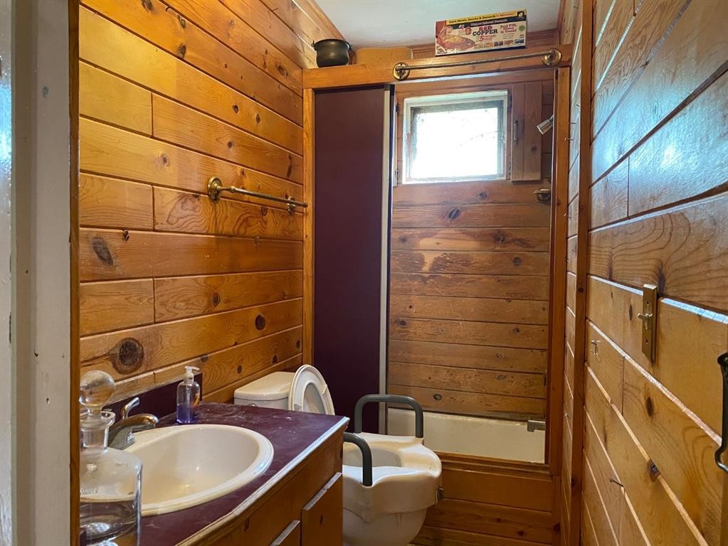 2015 18 Street, Delburne, AB - Indoor Photo Showing Bathroom