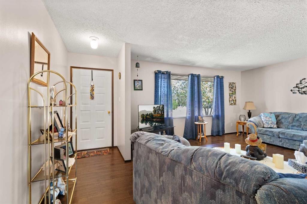 40 Laura Close, Penhold, AB