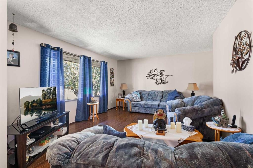 40 Laura Close, Penhold, AB