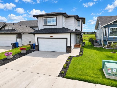 644 Robinson Avenue  Penhold, AB T0M 1R0
