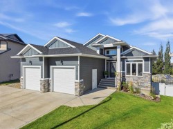 7 Leonard Close Sylvan Lake, AB T4S 0E7