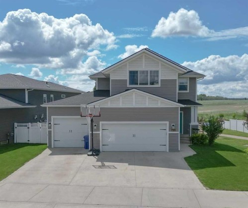 611 Robinson Avenue  Penhold, AB T0M 1R0