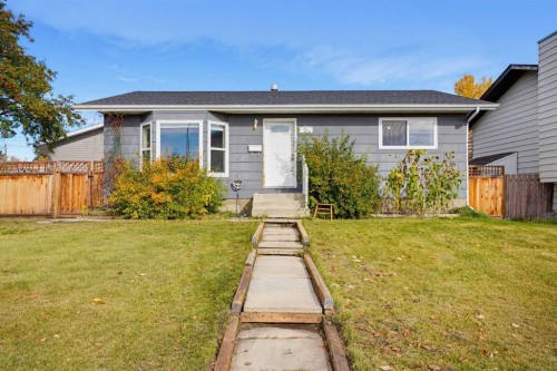 63 Dundee Crescent  Penhold, AB T0M 1R0