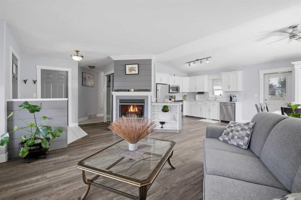 35 Heenan Crescent, Sylvan Lake, AB