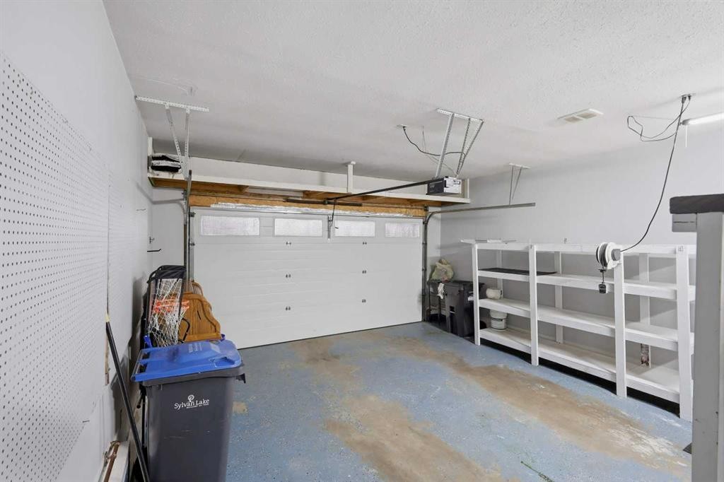 35 Heenan Crescent, Sylvan Lake, AB