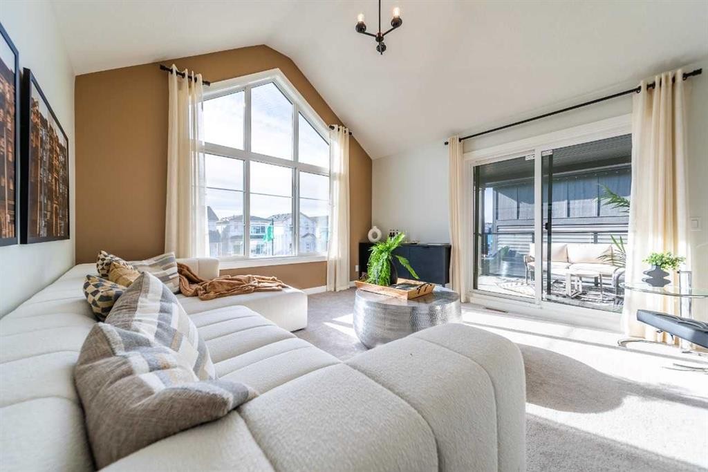 218 Sora Way Se, Calgary, AB