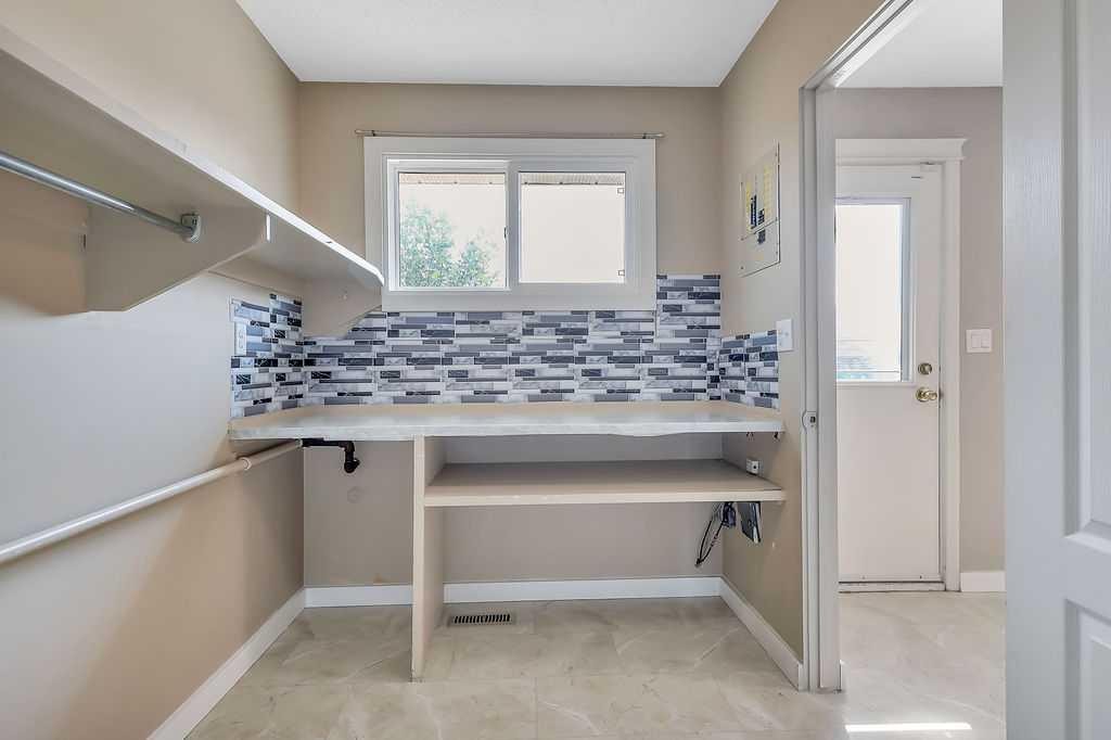 8 Whiteside Crescent, Red Deer, AB