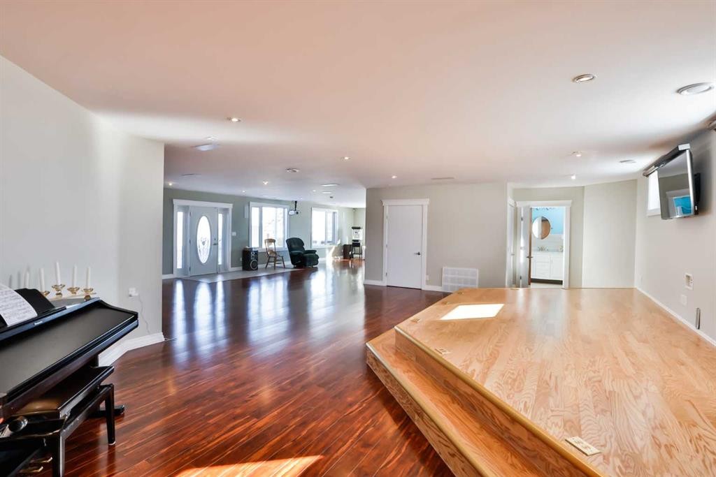 328 Railway Avenue, Travers, AB - Indoor