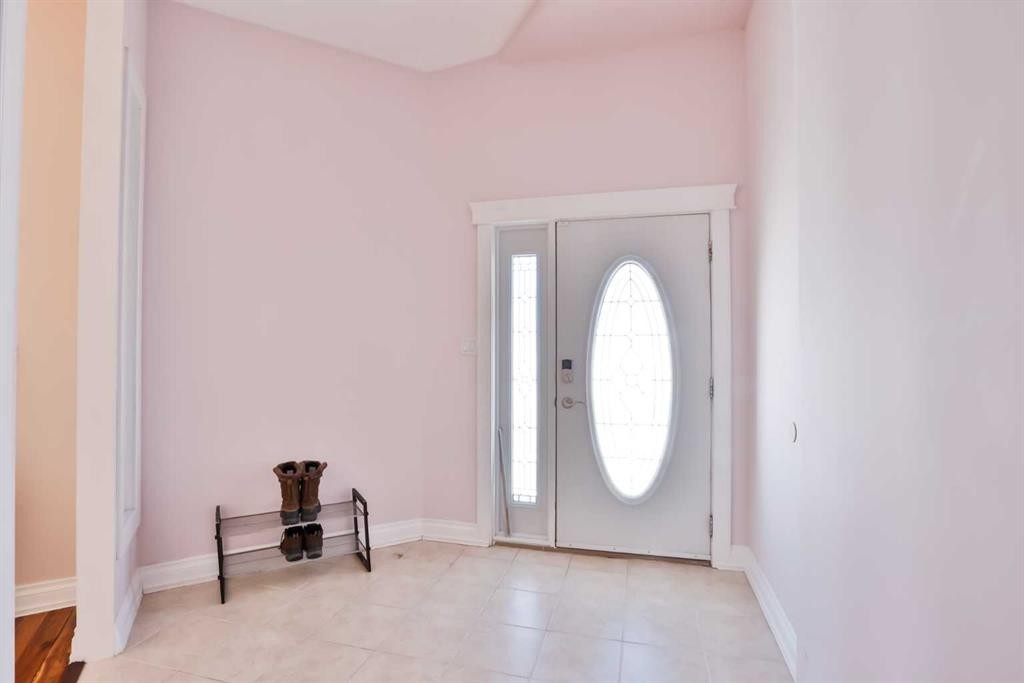 328 Railway Avenue, Travers, AB - Indoor Photo Showing Other Room