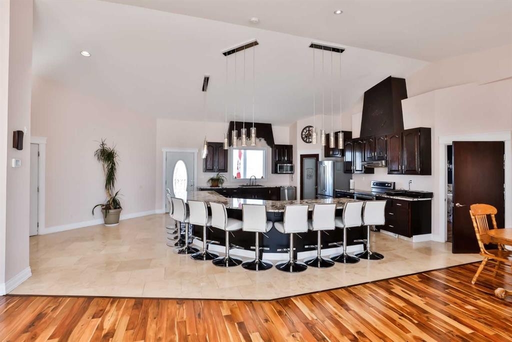 328 Railway Avenue, Travers, AB - Indoor