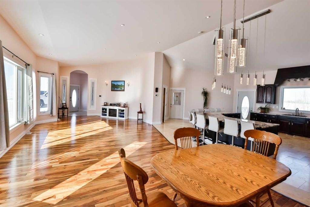 328 Railway Avenue, Travers, AB - Indoor Photo Showing Dining Room