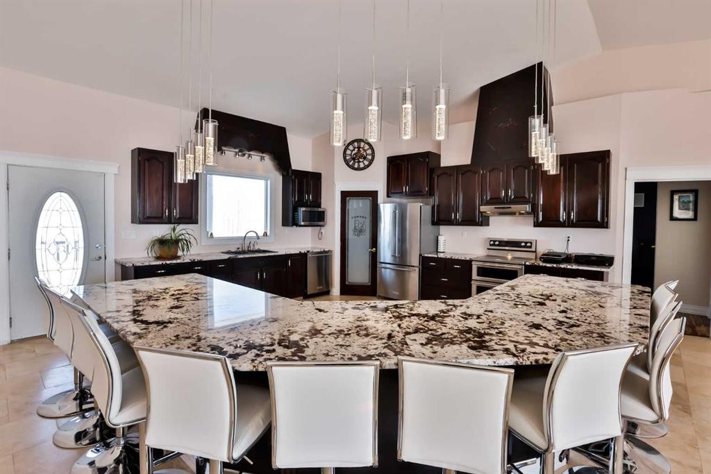 328 Railway Avenue, Travers, AB - Indoor