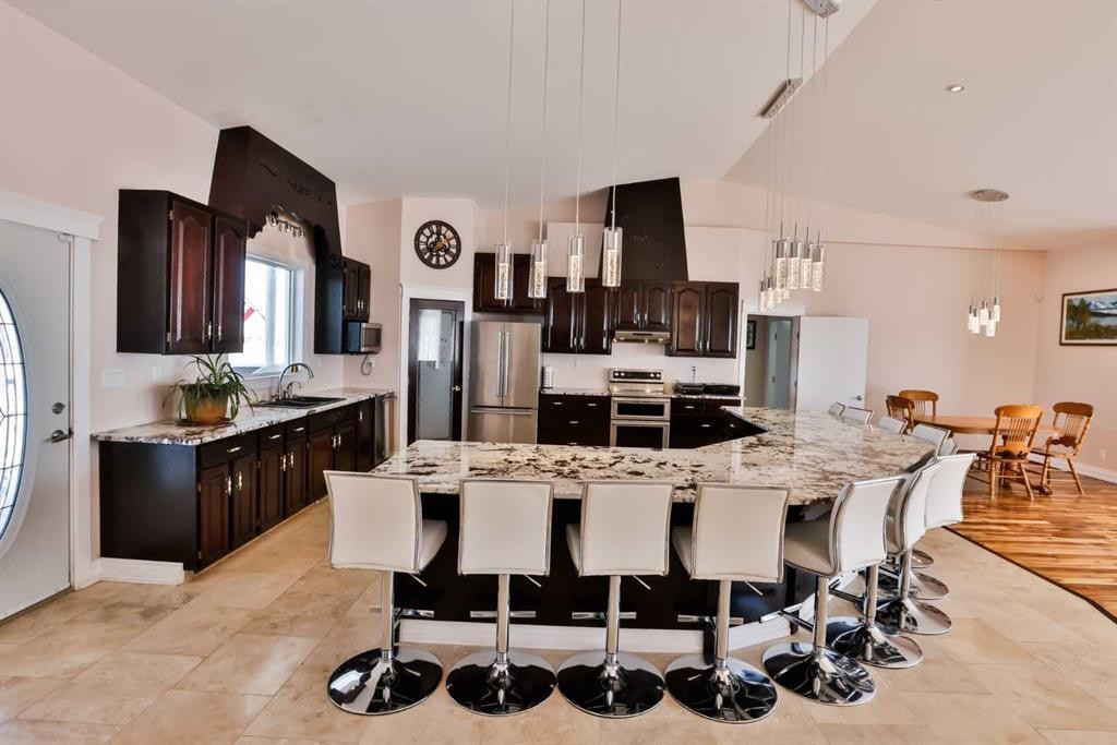 328 Railway Avenue, Travers, AB - Indoor
