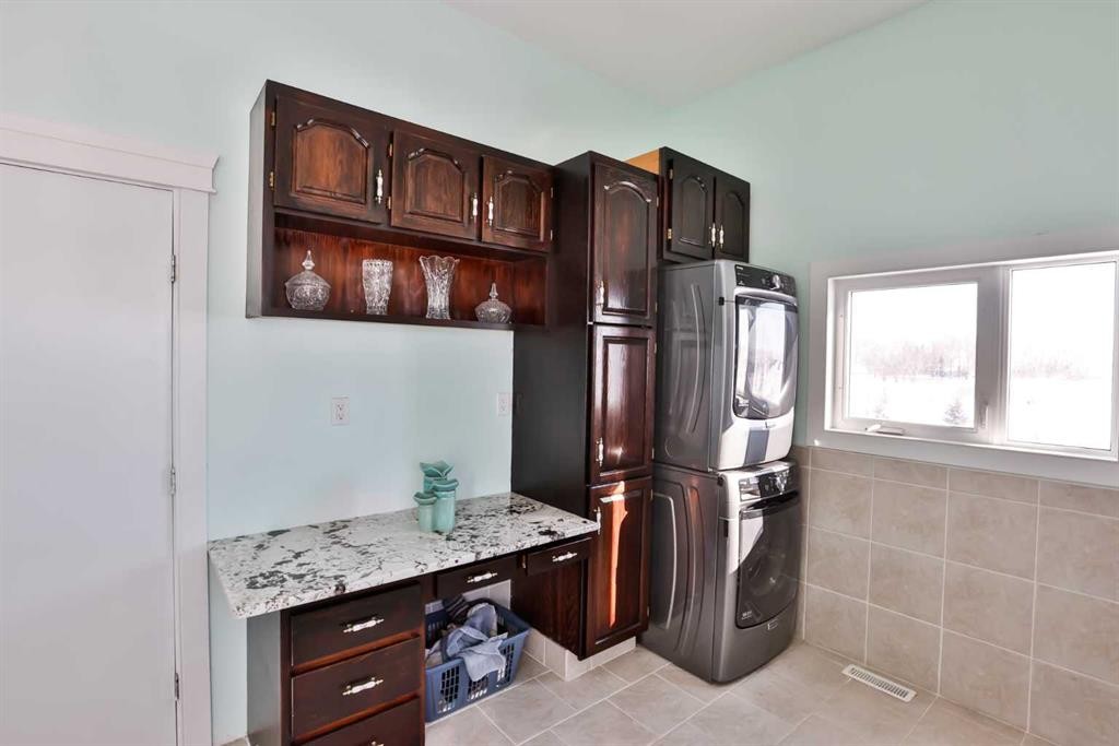 328 Railway Avenue, Travers, AB - Indoor