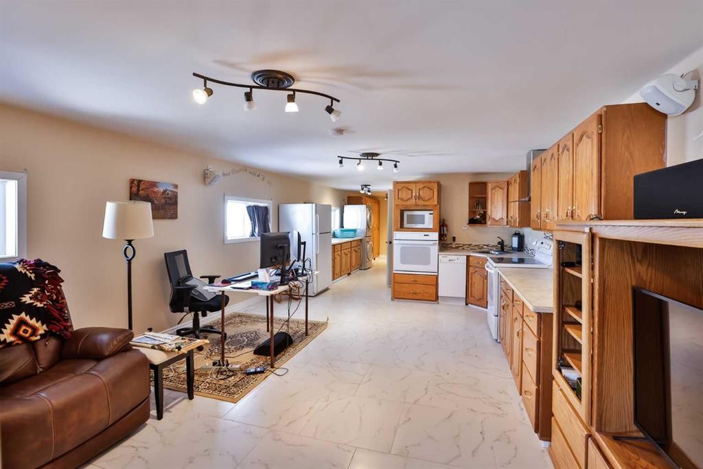 328 Railway Avenue, Travers, AB - Indoor