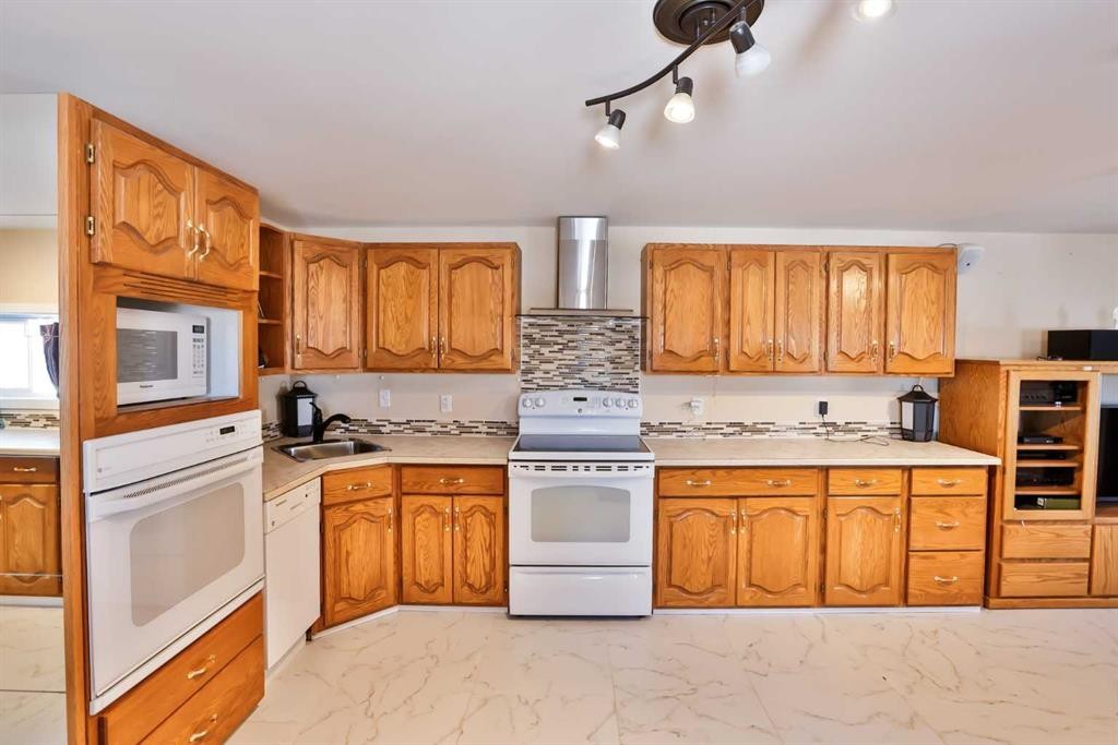 328 Railway Avenue, Travers, AB - Indoor Photo Showing Kitchen