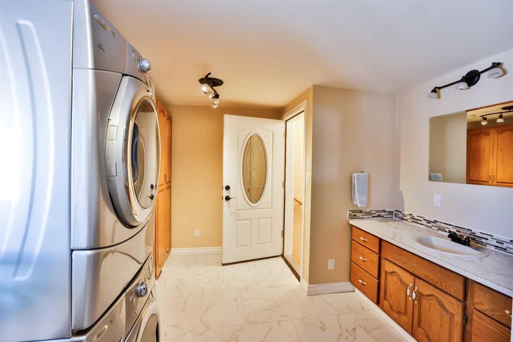 328 Railway Avenue, Travers, AB - Indoor Photo Showing Laundry Room