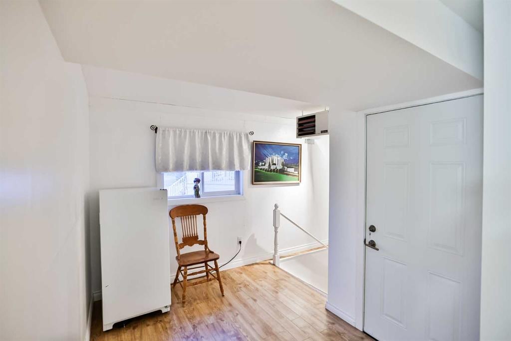 328 Railway Avenue, Travers, AB - Indoor Photo Showing Other Room
