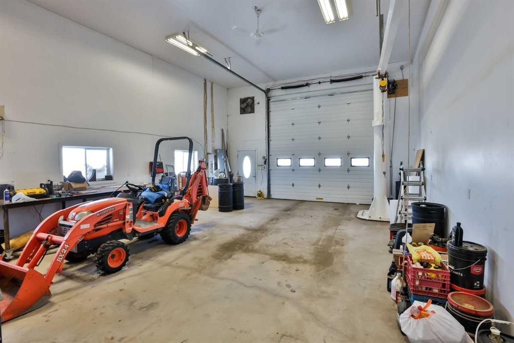 328 Railway Avenue, Travers, AB - Indoor Photo Showing Garage