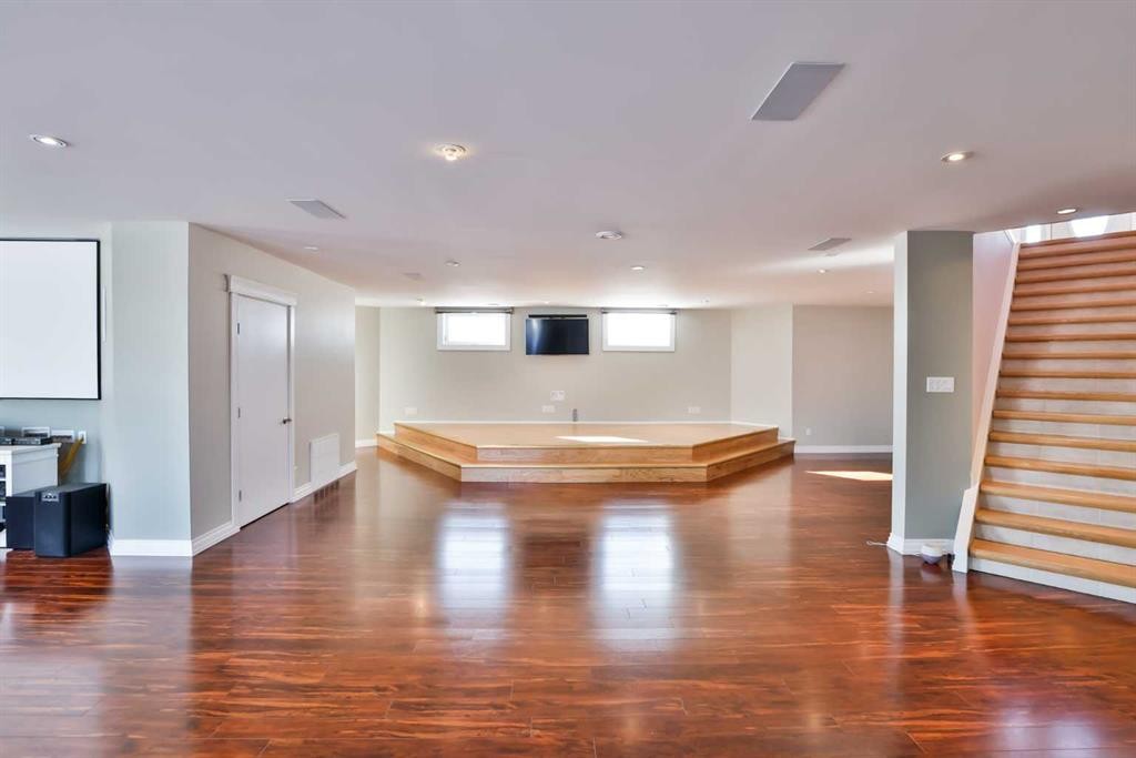 328 Railway Avenue, Travers, AB - Indoor