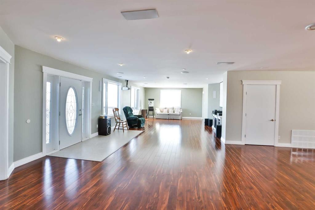 328 Railway Avenue, Travers, AB - Indoor