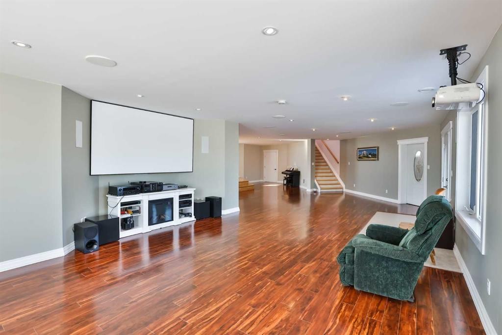 328 Railway Avenue, Travers, AB - Indoor