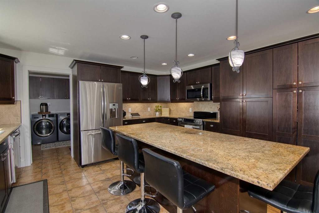 280 1 Avenue North, Magrath, AB - Indoor Photo Showing Kitchen With Upgraded Kitchen