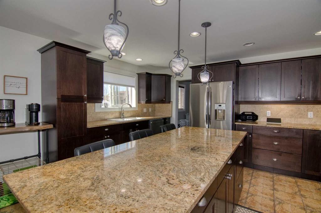 280 1 Avenue North, Magrath, AB - Indoor Photo Showing Kitchen With Upgraded Kitchen