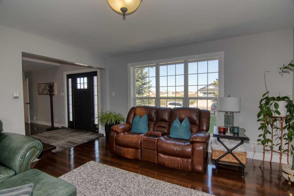 280 1 Avenue North, Magrath, AB - Indoor Photo Showing Living Room