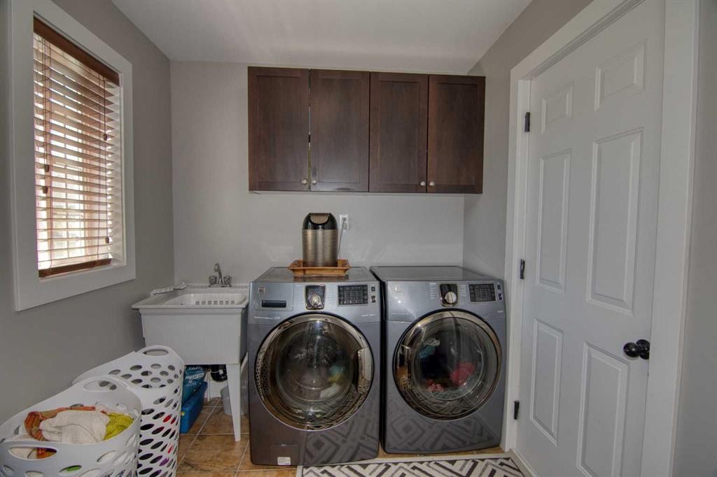280 1 Avenue North, Magrath, AB - Indoor Photo Showing Laundry Room