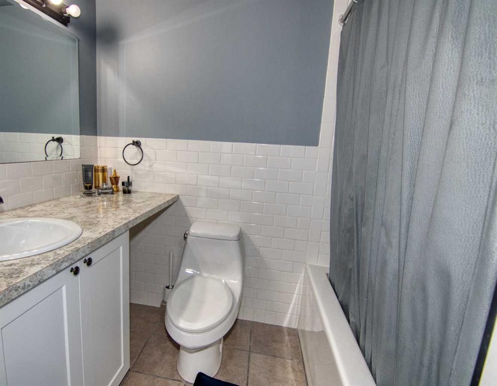 280 1 Avenue North, Magrath, AB - Indoor Photo Showing Bathroom