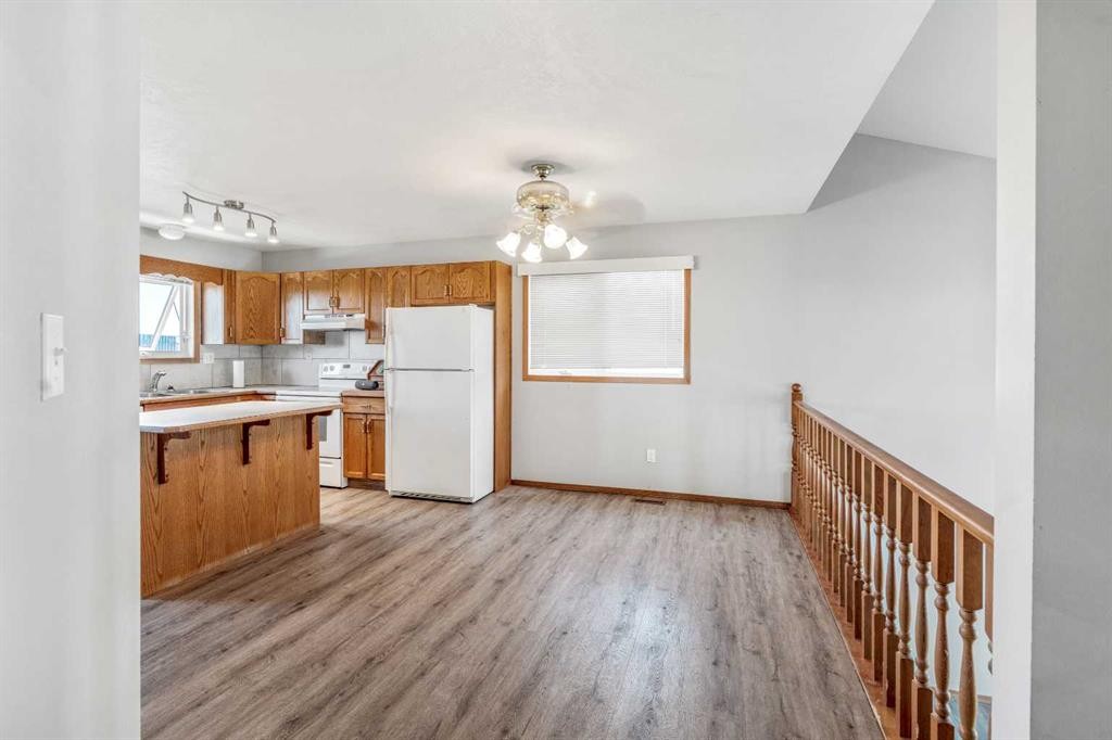 199 Mt Crandell Crescent West, Lethbridge, AB - Indoor Photo Showing Kitchen