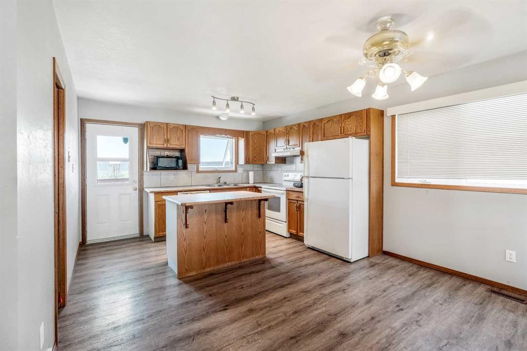 199 Mt Crandell Crescent West, Lethbridge, AB - Indoor Photo Showing Kitchen