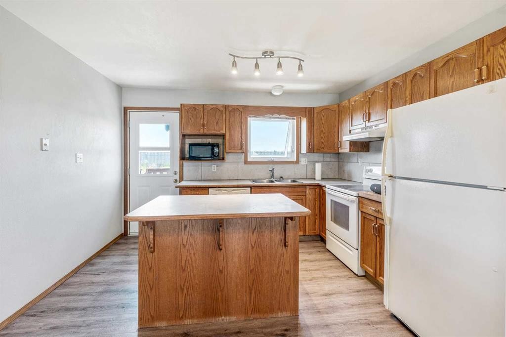 199 Mt Crandell Crescent West, Lethbridge, AB - Indoor Photo Showing Kitchen With Double Sink