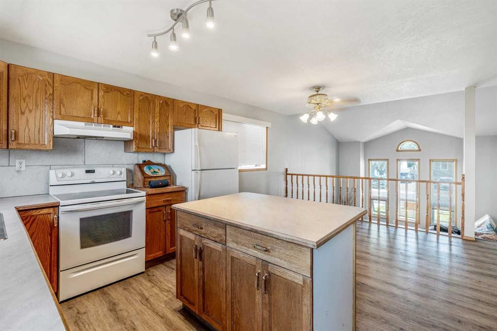 199 Mt Crandell Crescent West, Lethbridge, AB - Indoor Photo Showing Kitchen