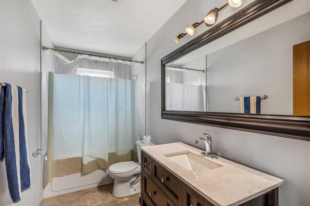 199 Mt Crandell Crescent West, Lethbridge, AB - Indoor Photo Showing Bathroom